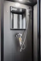 다크그레이 톤의 모던 뷰티샵 샤워부스